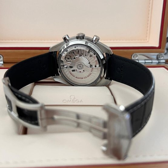 Omega-Speedmaster-Moonphase-17